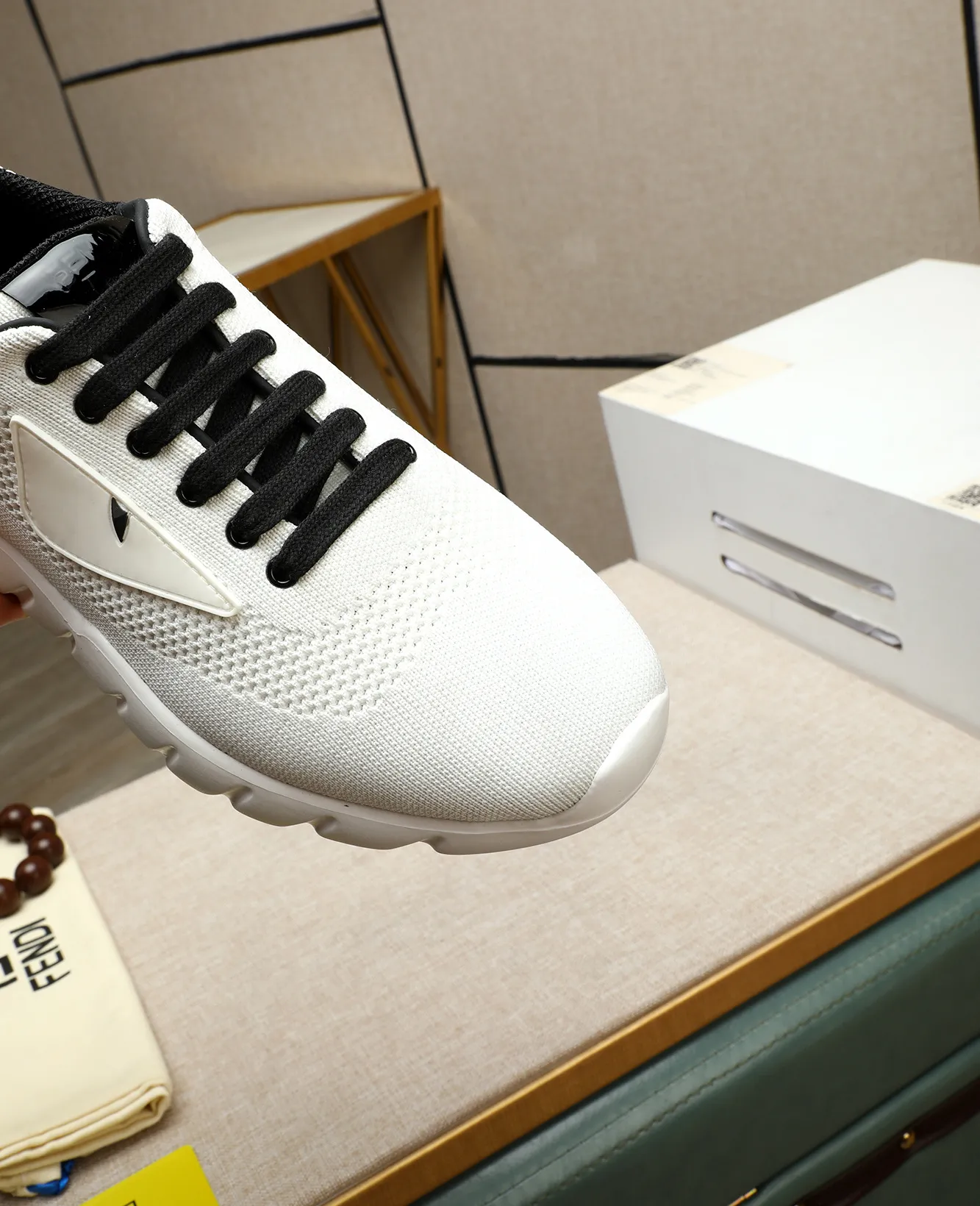 Men's Men's Shoes 💰680 Fendi Fendi's latest Tag series of men's casual mesh sports running shoes, originally purchased and developed, this Tag sports shoe is a one-leg sneaker, made of black high-tech mesh material with gray neoprene details. Oversized FENDI lettering on the side and translucent rubber details. Light and flexible rubber running shoe soles, beautifully packaged at the delivery counter, customized breathable lining, original molded foam rubber outsole, sole thickness: 3.5CM! Size: 39-44 (customized at 38.45.46)